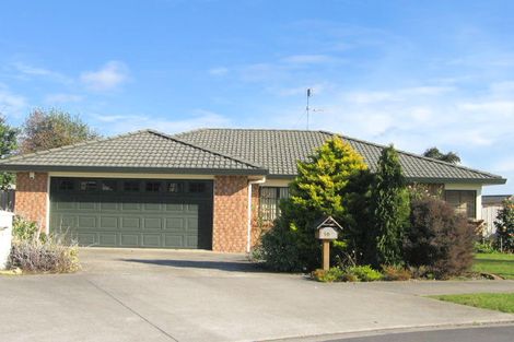 Photo of property in 16 Magilligan Close, East Tamaki Heights, Auckland, 2016