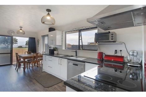 Photo of property in 1/470 Te Atatu Road, Te Atatu Peninsula, Auckland, 0610