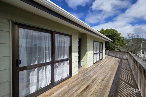 Photo of property in 2/4 Louise Place, Browns Bay, Auckland, 0630