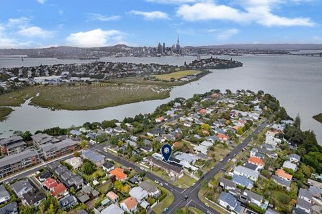 Photo of property in 2/39 Aramoana Avenue, Devonport, Auckland, 0624