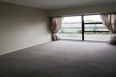 Photo of property in 67 Lincoln Park Avenue, Massey, Auckland, 0614