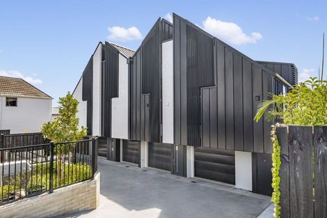 Photo of property in 3/90 Picasso Drive, West Harbour, Auckland, 0618