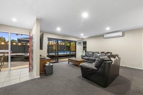 Photo of property in 13 Kurnell Drive, Botany Downs, Auckland, 2010