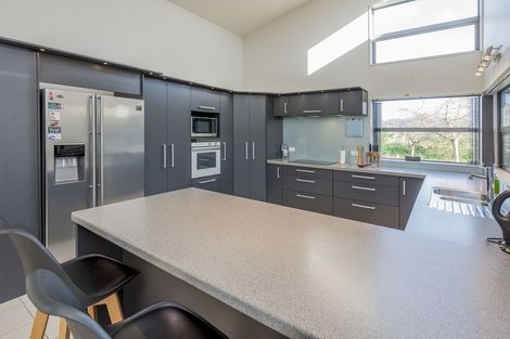 Photo of property in 77 Waikawa Beach Road, Manakau, Levin, 5573