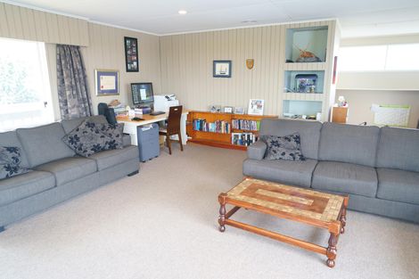 Photo of property in 4 D'urville Place, Kelvin Grove, Palmerston North, 4414