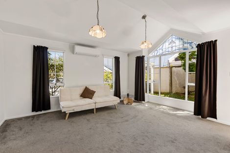 Photo of property in 6 Erskine Close, Island Bay, Wellington, 6023