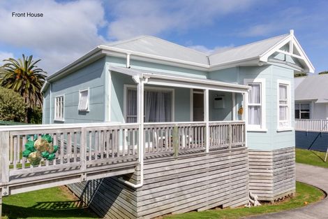 Photo of property in 14 Calvert Road, Moturoa, New Plymouth, 4310