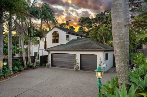 Photo of property in 28 Tyrico Close, Unsworth Heights, Auckland, 0632