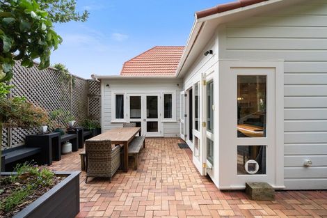 Photo of property in 210 Oriental Parade, Oriental Bay, Wellington, 6011