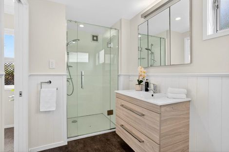 Photo of property in 15 Frieston Road, Milford, Auckland, 0620