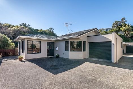 Photo of property in 7a Lyndfield Lane, Newlands, Wellington, 6037