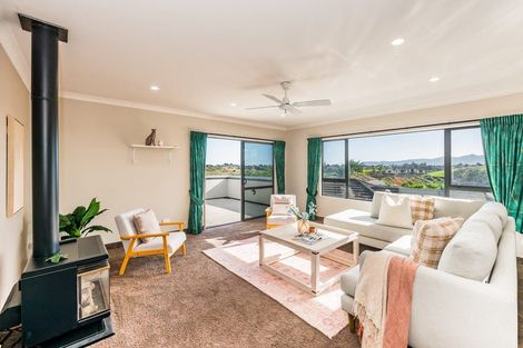 Photo of property in 32 Quadrant Heights, Paraparaumu, 5032