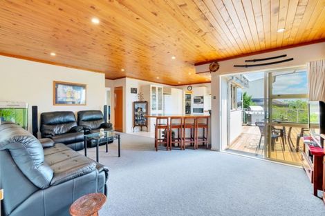 Photo of property in 1/8 Sunset Road, Unsworth Heights, Auckland, 0632
