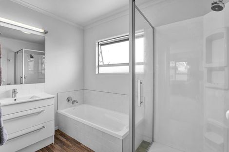 Photo of property in 1 Mangorei Road, Merrilands, New Plymouth, 4312