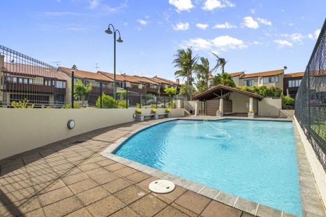 Photo of property in 9/8 Tobago Place, Sunnynook, Auckland, 0620