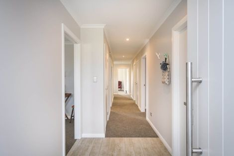 Photo of property in 8 Silkwood Place, Fitzherbert, Palmerston North, 4410