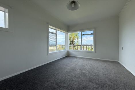 Photo of property in 117 Pupuke Road, Northcote, Auckland, 0627