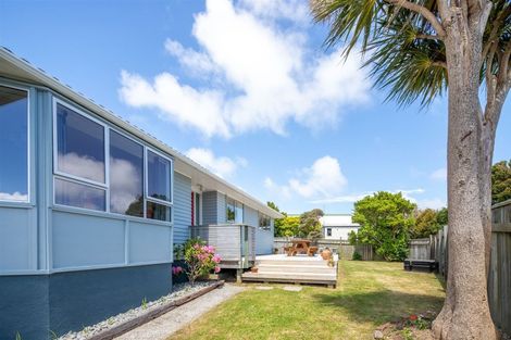 Photo of property in 3 Kingsbridge Place, Newlands, Wellington, 6037