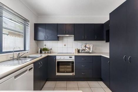 Photo of property in 16 Carisbrook Crescent, Papakura, 2110