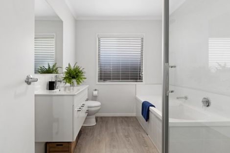 Photo of property in 15 Kahuparere Crescent, Pyes Pa, Tauranga, 3112