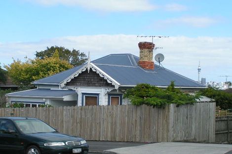 Photo of property in 2/72 Onewa Road, Northcote Point, Auckland, 0627