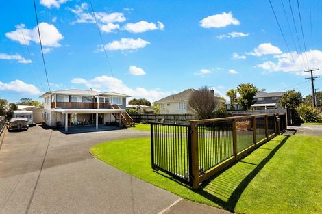 Photo of property in 9 Stokes Avenue, Te Atatu Peninsula, Auckland, 0610