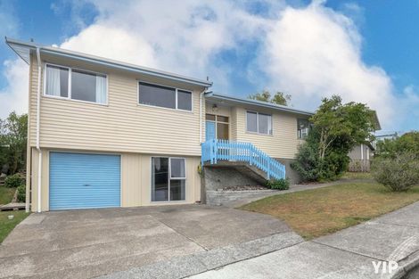 Photo of property in 18 Colchester Crescent, Newlands, Wellington, 6037