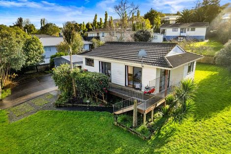 Photo of property in 16 St Catherine Crescent, West Harbour, Auckland, 0618