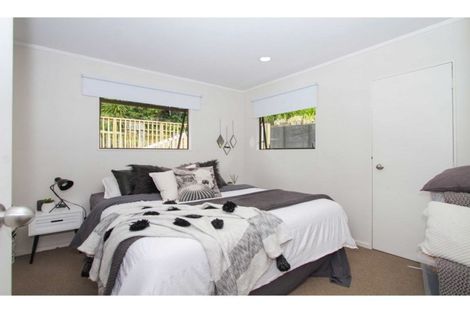 Photo of property in 1/27 Sovereign Place, Glenfield, Auckland, 0629