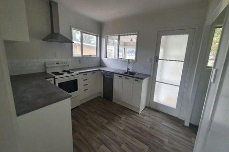 Photo of property in 24 Walton Street, Red Beach, 0932
