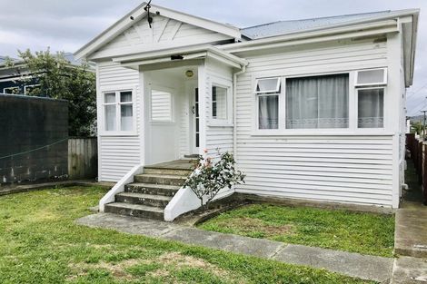 Photo of property in 16 Toru Street, Lyall Bay, Wellington, 6022