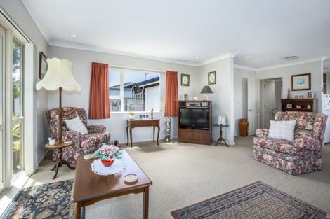 Photo of property in 9b Pinkerton Grove, Newlands, Wellington, 6037