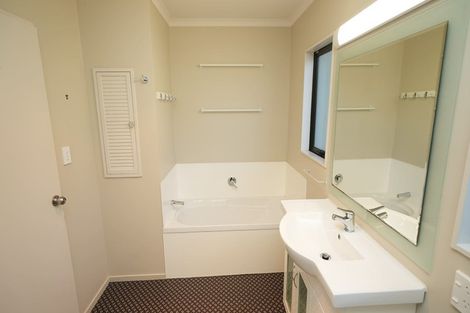 Photo of property in 14 Stirling Crescent, Hokowhitu, Palmerston North, 4410