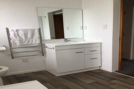 Photo of property in 7 Vardon Road, Green Bay, Auckland, 0604