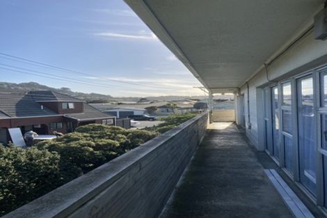 Photo of property in 105f2 Apu Crescent, Lyall Bay, Wellington, 6022
