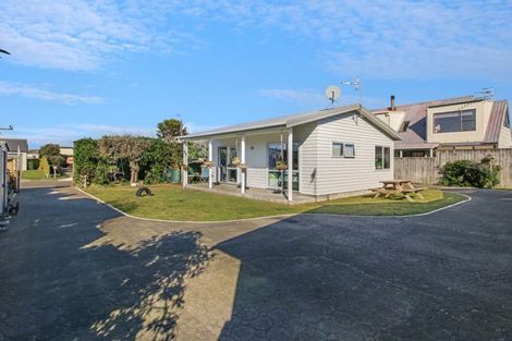 Photo of property in 11 Low Avenue, Foxton Beach, Foxton, 4815