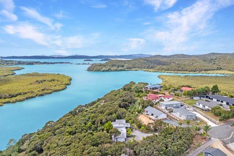 Photo of property in 14 Waterview Place, Haruru, 0204