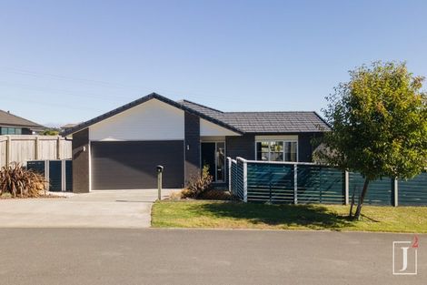 Photo of property in 7 Yorkshire Close, Whitby, Porirua, 5024