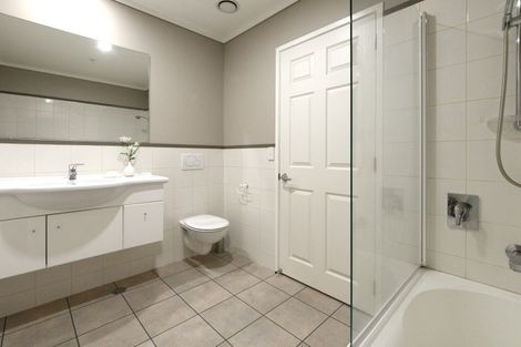 Photo of property in 72 Devonport Road, Tauranga, 3110