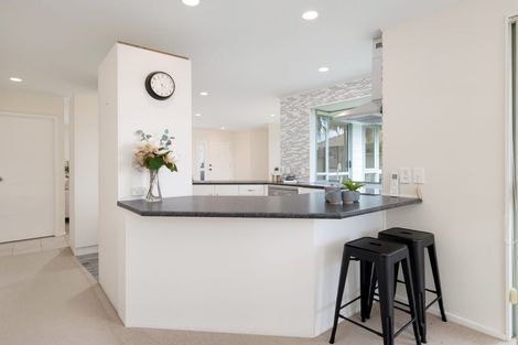 Photo of property in 28 Heversham Place, Glendene, Auckland, 0602