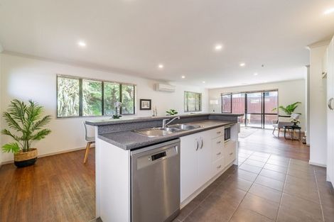 Photo of property in 6 Mcewen Crescent, Riverstone Terraces, Upper Hutt, 5018