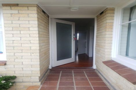 Photo of property in 8 Glenfield Road, Birkenhead, Auckland, 0626