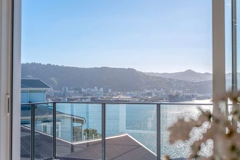 Photo of property in 2 The Crescent, Roseneath, Wellington, 6011