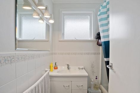 Photo of property in 15 Renata Crescent, Te Atatu Peninsula, Auckland, 0610