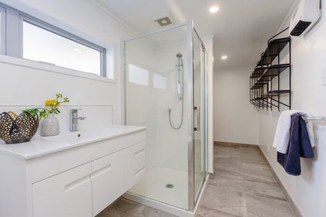 Photo of property in 3 Idyll Place, Northcross, Auckland, 0632