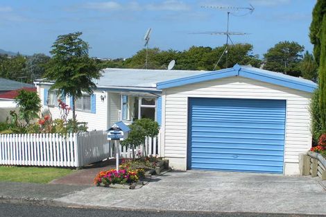 Photo of property in 2/17 Nutsey Avenue, Northcote, Auckland, 0627