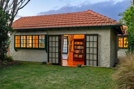 Photo of property in 23 Saint Michaels Crescent, Kelburn, Wellington, 6012