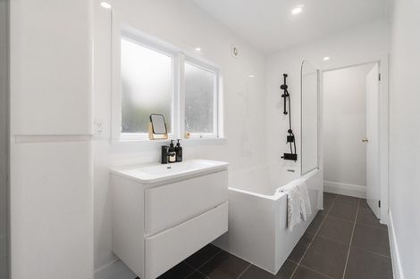 Photo of property in 13 South Lynn Road, Titirangi, Auckland, 0604