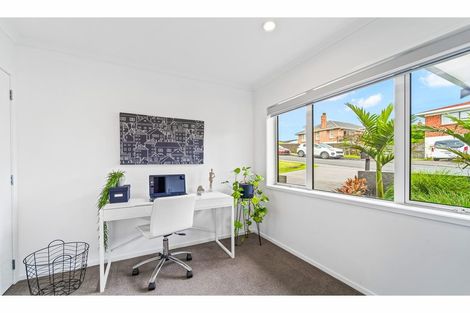 Photo of property in 2 Sunrise Lane, Te Atatu South, Auckland, 0610