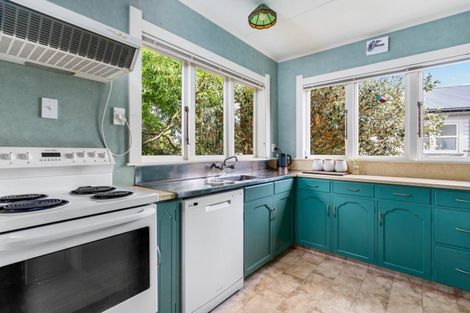 Photo of property in 6 Ross Street, Marton, 4710